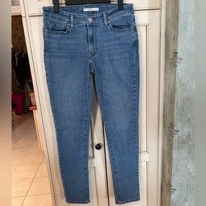Levi’s 711 Skinny Jeans